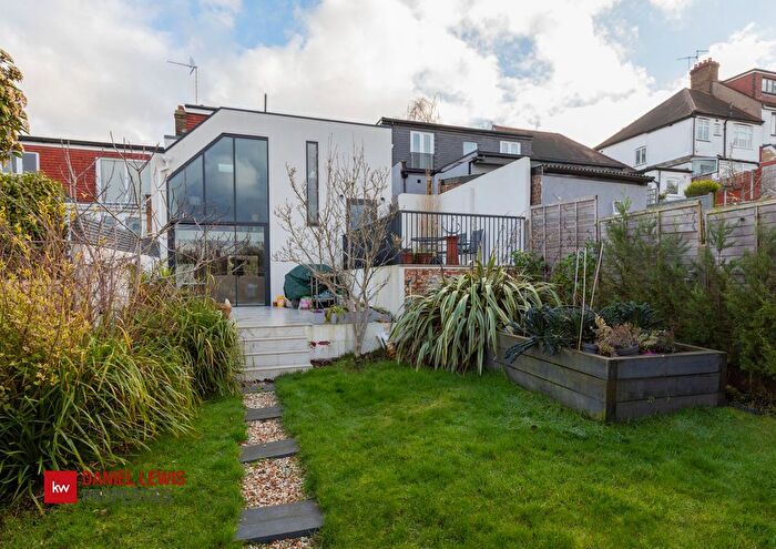 3 Bedroom Semi Detached Bungalow For Sale In Sunset Avenue, Chingford, E4