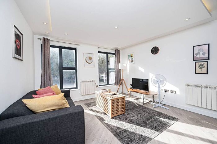 1 Bedroom Flat To Rent In Mile End Road, Stepney, London, E1