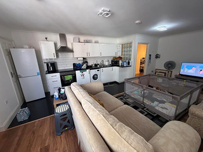 2 Bedroom Flat To Rent In - High Street, ME7