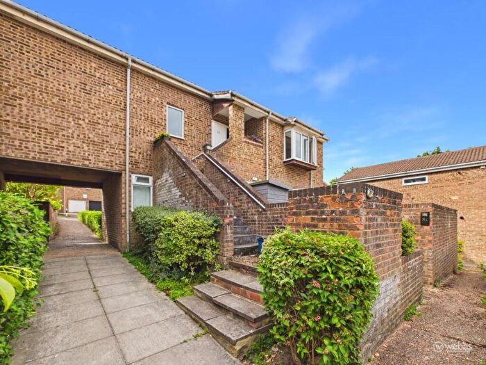 2 Bedroom Maisonette For Sale In Sorrel Bank, Croydon, CR0
