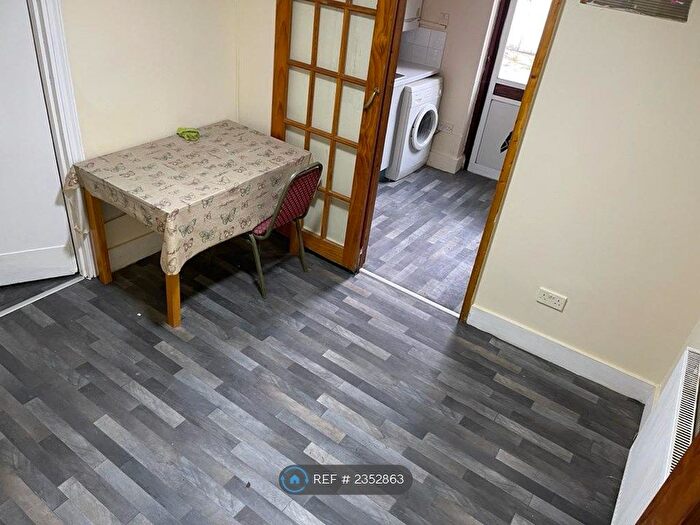 3 Bedroom Flat To Rent In East Ham, London, E6