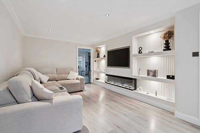 3 Bedroom Terraced House For Sale In Hamilton Road, Watford, WD19