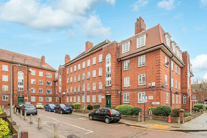 3 Bedroom Flat To Rent In Whites Square, Clapham, SW4