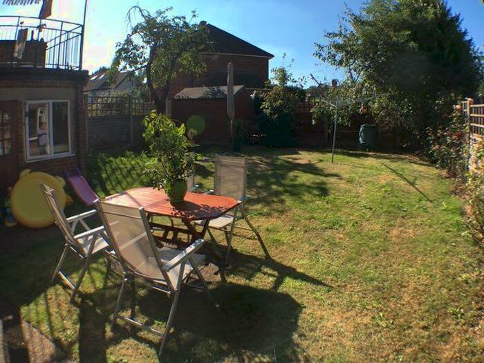 2 Bedroom Flat To Rent In Finchingfield Avenue, Essex, IG8