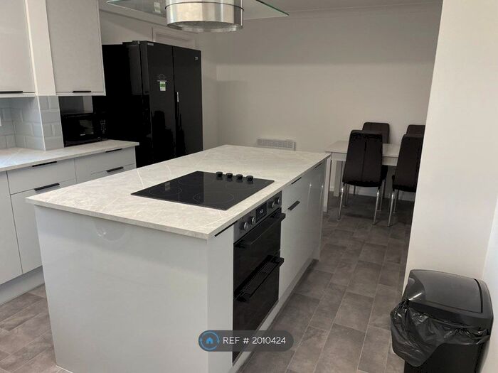 6 Bedroom Semi-Detached House To Rent In Goldfinch Close, Colchester, CO4