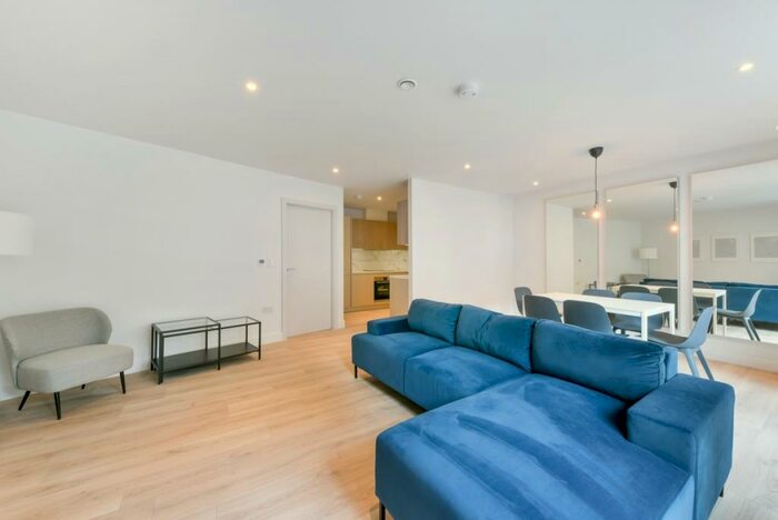 3 Bedroom Flat To Rent In A Red Post Hill London, SE24