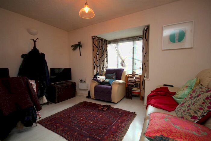 1 Bedroom Flat To Rent In Cotton Avenue, North Acton, W3