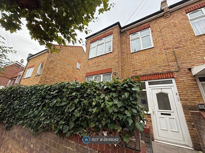 2 Bedroom Flat To Rent In Knightland Road, London, E5