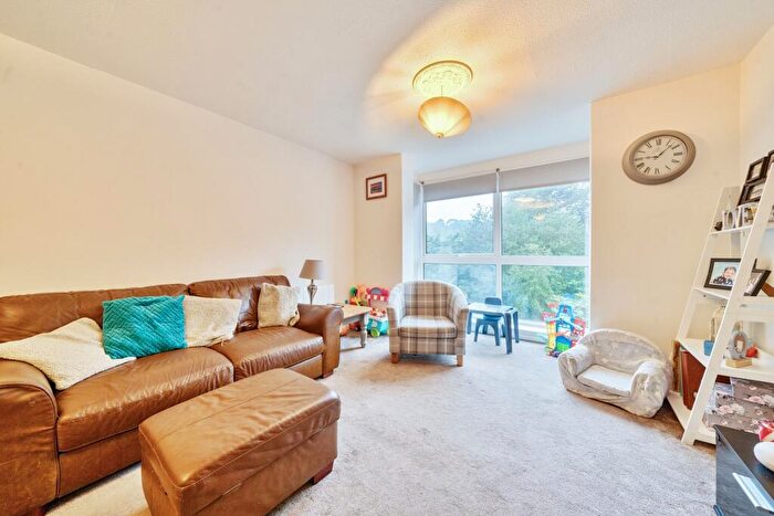 2 Bedroom Flat For Sale In Cardwell Crescent, Sunninghill, SL5
