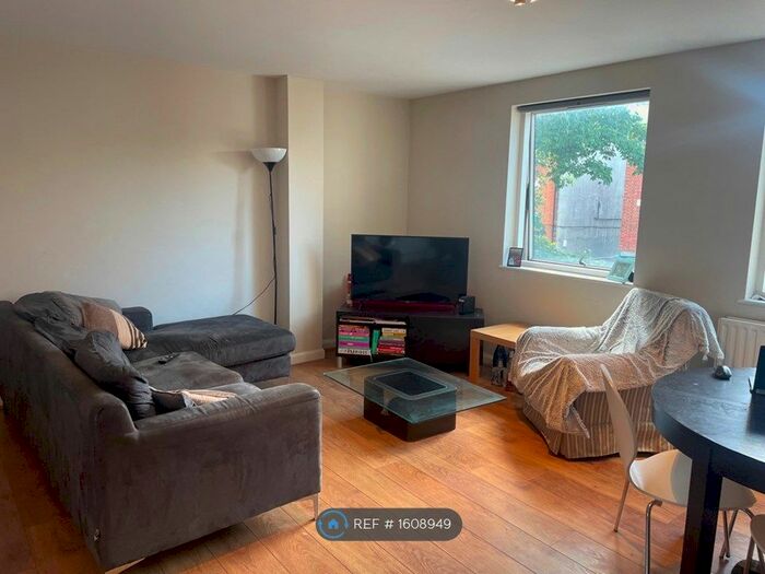 3 Bedroom Flat To Rent In Cherwell House, London, SW17