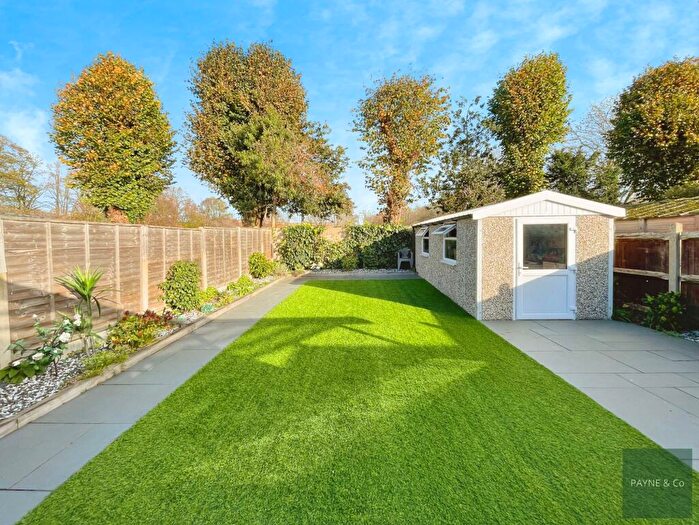 3 Bedroom Semi-Detached Bungalow For Sale In Greenleafe Drive, Ilford, IG6