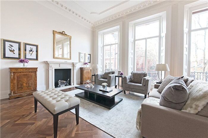 3 Bedroom Flat To Rent In Cadogan Square, Knightsbridge, London, SW1X