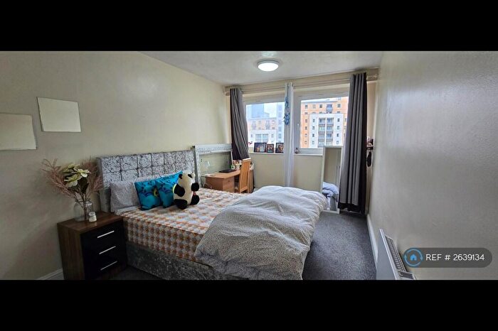 3 Bedroom Flat To Rent In Lovell Park Heights, Leeds, LS7
