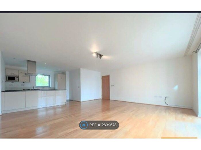 3 Bedroom Flat To Rent In Queen Mary Avenue, London, E18