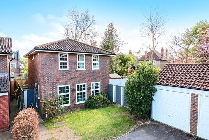 4 Bedroom Detached House For Sale In Darnley Park, Weybridge, KT13