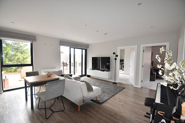 2 Bedroom Flat To Rent In Oak End Way, Gerrards Cross, SL9