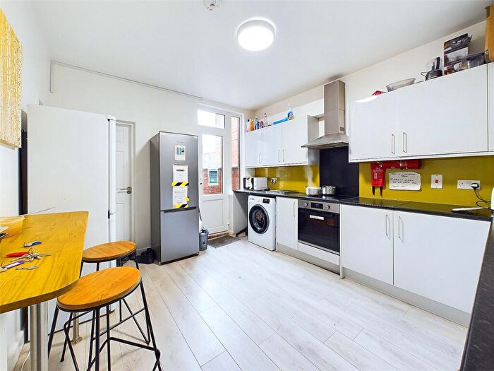 5 Bedroom Terraced House For Sale In Earlesmere Avenue, Doncaster, South Yorkshire, DN4