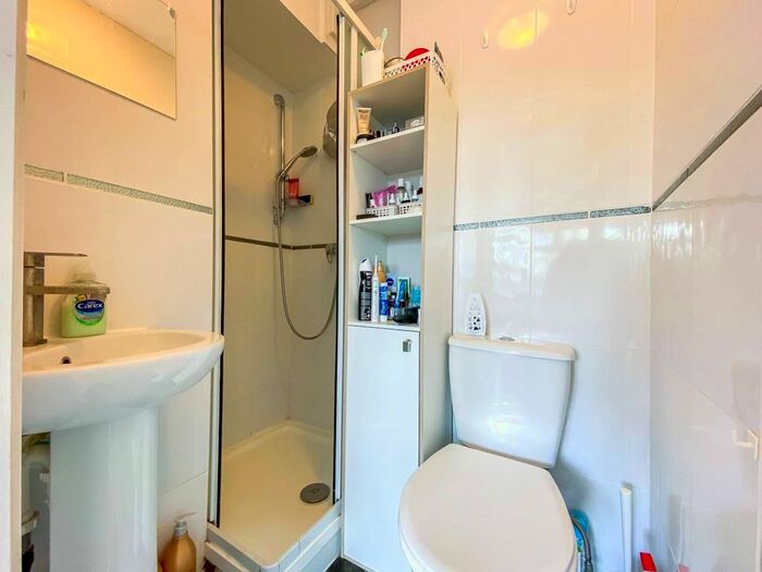 4 Bedroom Flat To Rent In St. Martin's Road, Stockwell, London, SW9