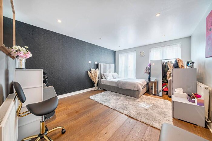 2 Bedroom Flat For Sale In Warham Road, South Croydon, CR2