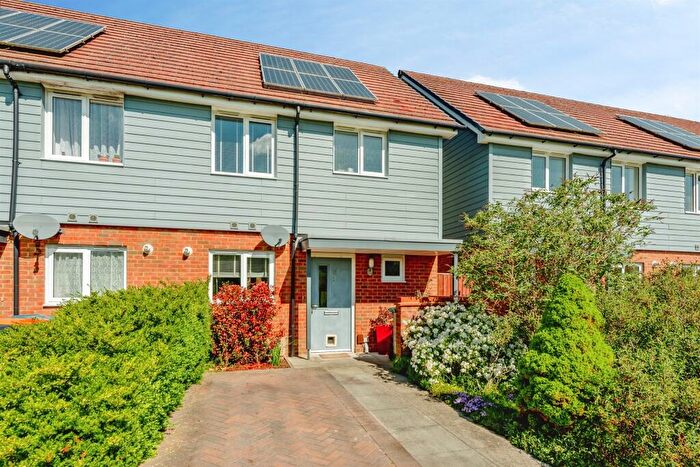 3 Bedroom Semi Detached House For Sale In Waterfall Crescent, Bewbush, Crawley, RH11