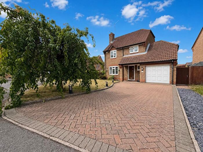 3 Bedroom Detached House For Sale In Chard Drive, Luton, LU3