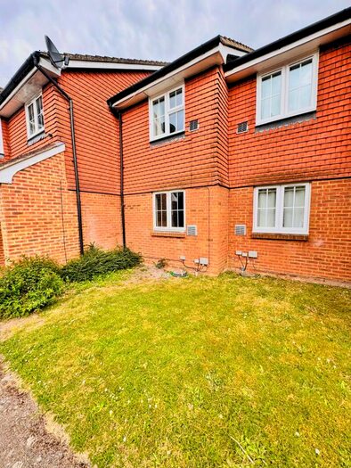 1 Bedroom Flat To Rent In Pinewood Mews Stanwell, Staines, TW19