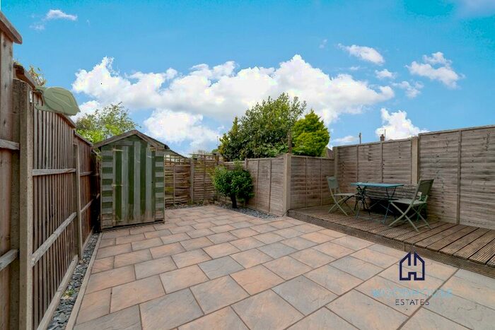 2 Bedroom Flat To Rent In The Elms, Friern Park, London, N12