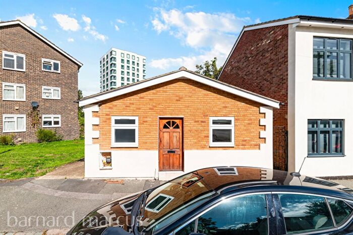 2 Bedroom Detached Bungalow For Sale In Kings Road, London, SE25