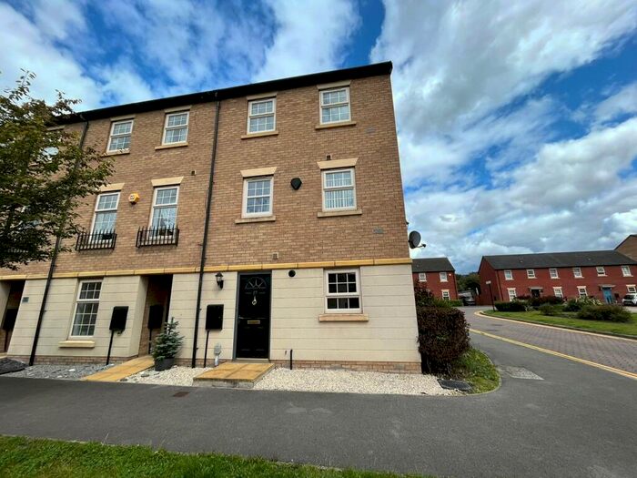 2 Bedroom End Of Terrace House To Rent In Legends Way, Hull, East Riding Of Yorkshire, Uk, HU4