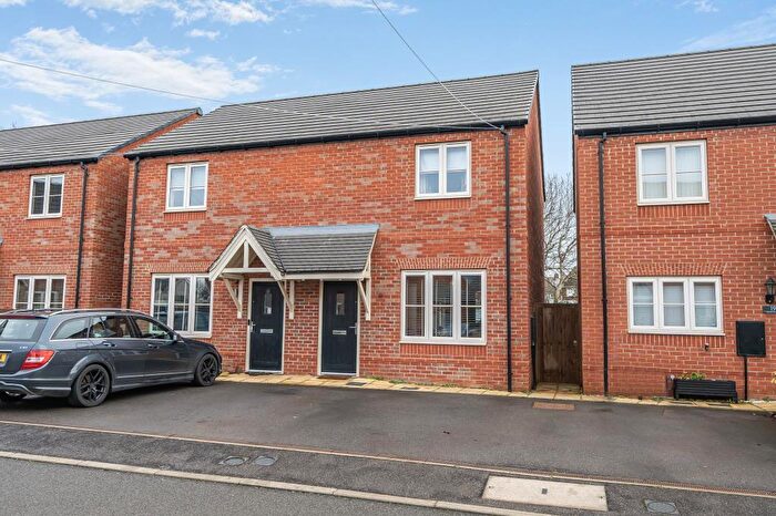 2 Bedroom Semi-Detached House For Sale In Banbury, Oxfordshire, OX16