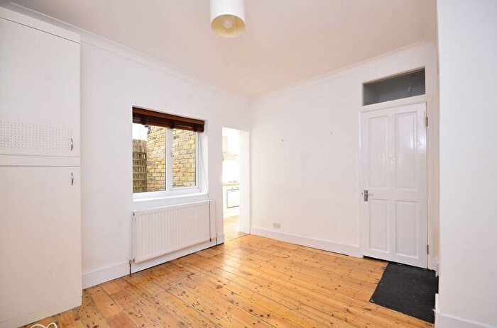 2 Bedroom Maisonette To Rent In Khartoum Road, Tooting, London, SW17