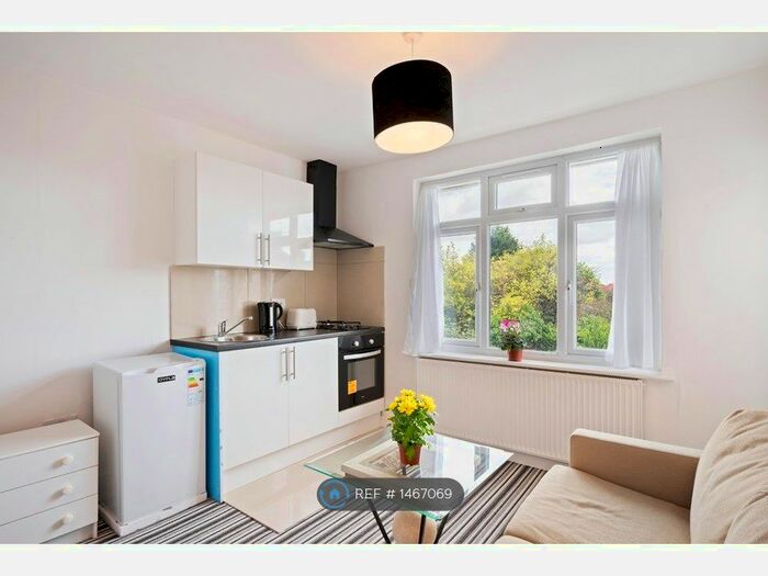 Studio To Rent In Broad Walk, Hounslow, TW5