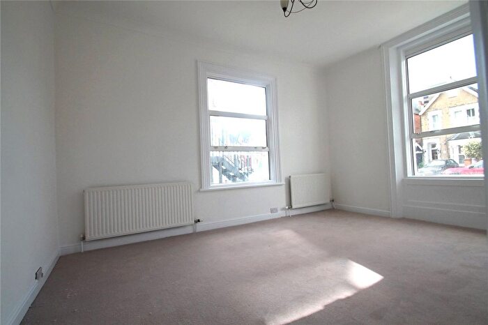 2 Bedroom Flat To Rent In Beaconsfield Road, London, N11