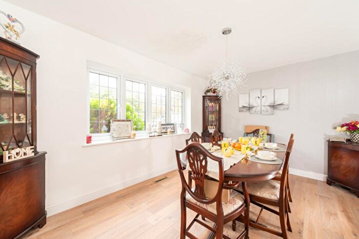4 Bedroom Detached House For Sale In Manor Farm Close, Stone, Aylesbury, Buckinghamshire, HP17