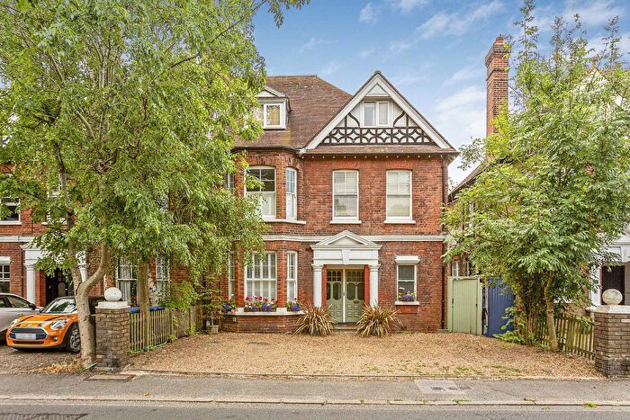 1 Bedroom Flat To Rent In Bridge Road, East Molesey, KT8