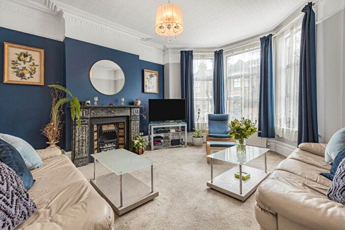 7 Bedroom Terraced House For Sale In Thistlewaite Road, Clapton, E5
