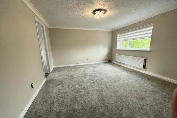 2 Bedroom Flat To Rent In Wordsworth Court, Leeds, LS26