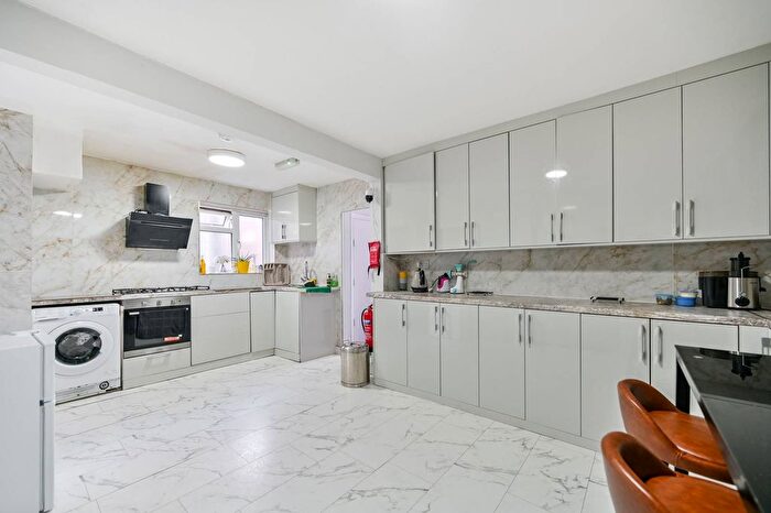 4 Bedroom Semi-detached House To Rent In Cambridge Close, Hounslow, TW4