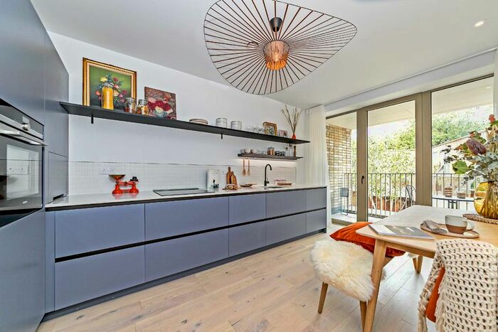 2 Bedroom Flat To Rent In Balham High Road, London, SW17