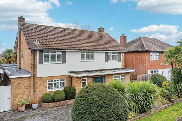 4 Bedroom Detached House For Sale In Chestnut Rise, Bushey, WD23