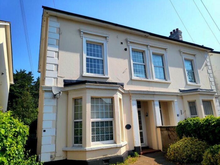 Flat To Rent In Gloucester Road, Redhill, RH1