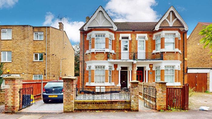 2 Bedroom Flat To Rent In The Greenway, Uxbridge, Greater London, UB8