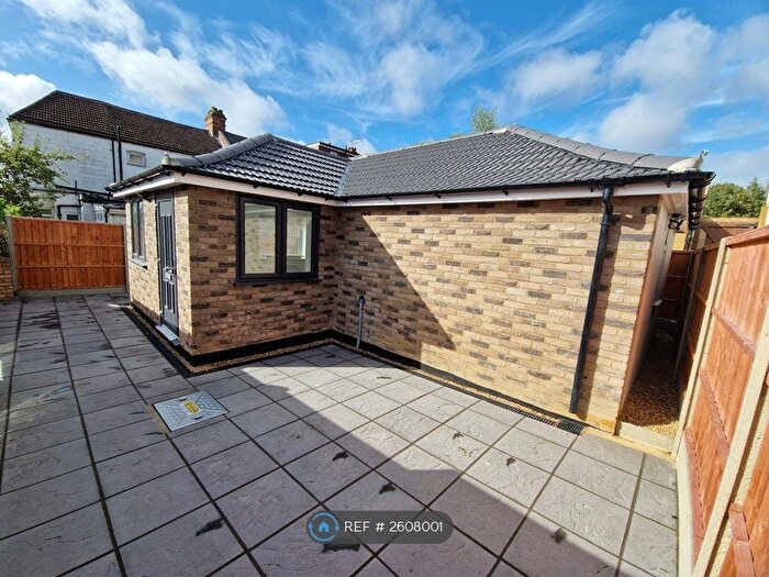 Studio To Rent In Woodhouse Road, North Finchley, N12