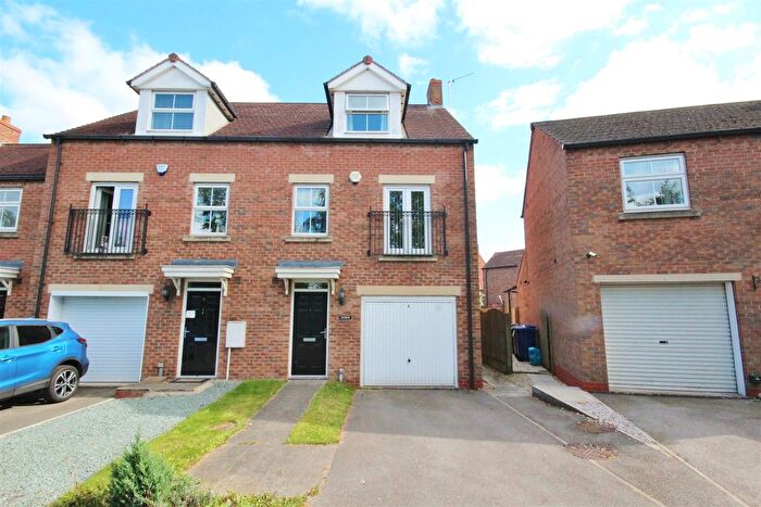 3 Bedroom Town House To Rent In Alder Close, Selby, YO8