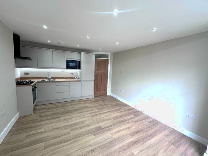 3 Bedroom Flat To Rent In Colney Hatch Lane, London, N10