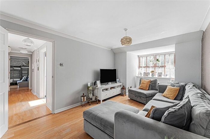 2 Bedroom Flat For Sale In Louisa Close, London, E9