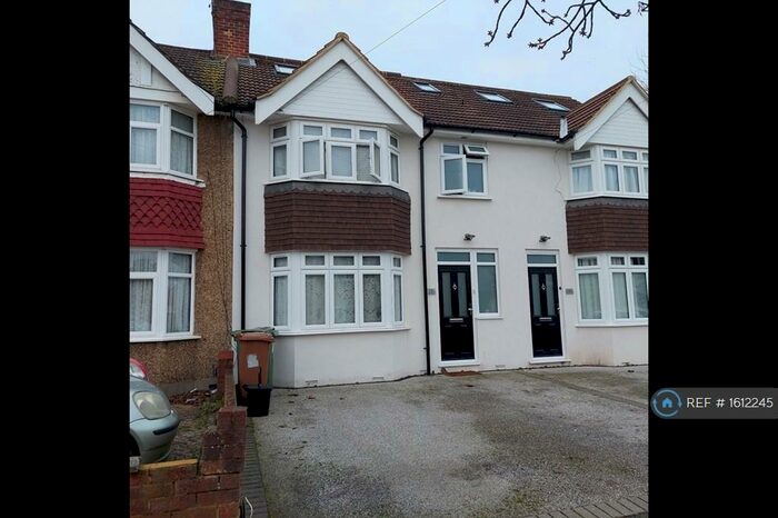4 Bedroom Terraced House To Rent In Kingston Avenue, Sutton, SM3
