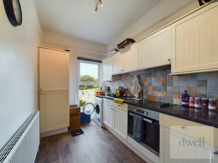 2 Bedroom Flat To Rent In Oakwood Avenue, Roundhay, Leeds, LS8