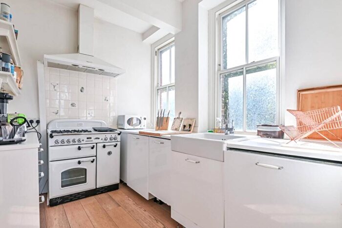 2 Bedroom Flat To Rent In Holloway Road, Islington, London, N7