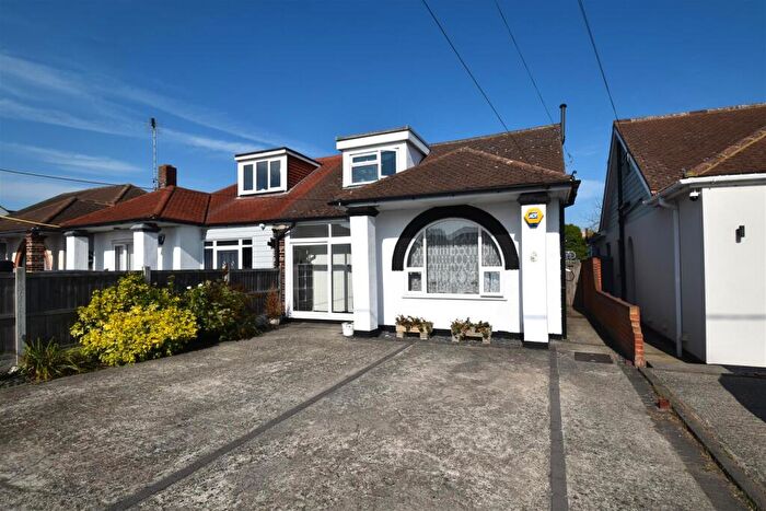 4 Bedroom Chalet For Sale In Spencer Gardens, Rochford, SS4